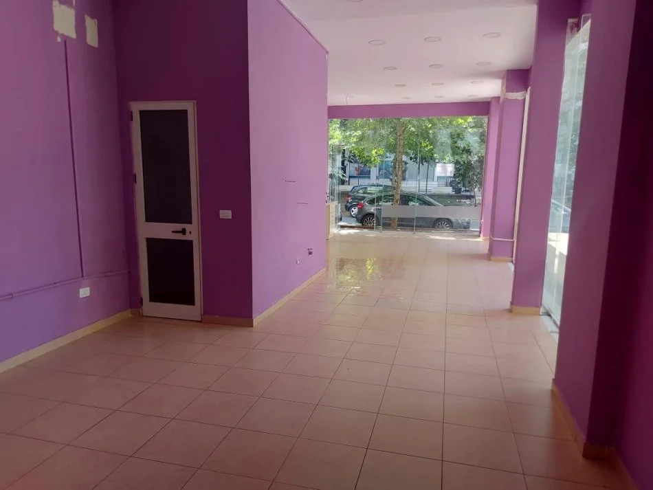 Tirane, jepet me qera ambjent biznesi Kati 0, 60 m² 400 € (3 Deshmoret)