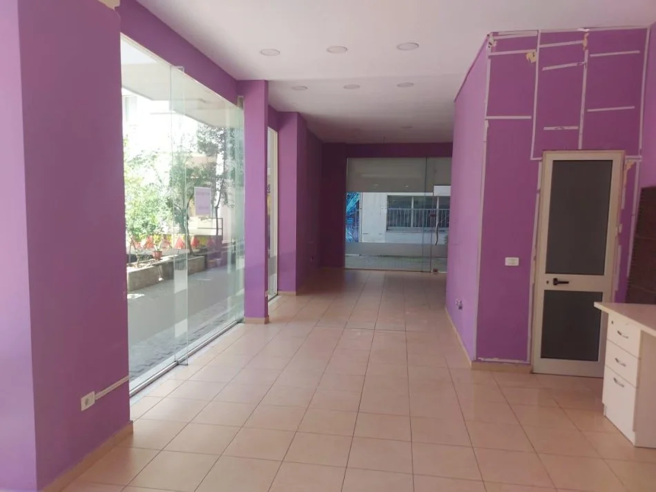 Tirane, jepet me qera ambjent biznesi Kati 0, 60 m² 400 € (3 Deshmoret)
