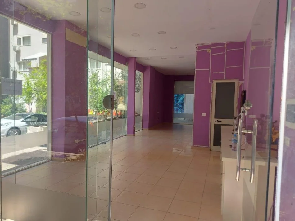 Tirane, jepet me qera ambjent biznesi Kati 0, 60 m² 400 € (3 Deshmoret)