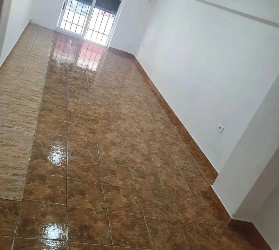 Tirane, Ambient tregtar Kati 0, 40 m² 300 € (Kombinat)