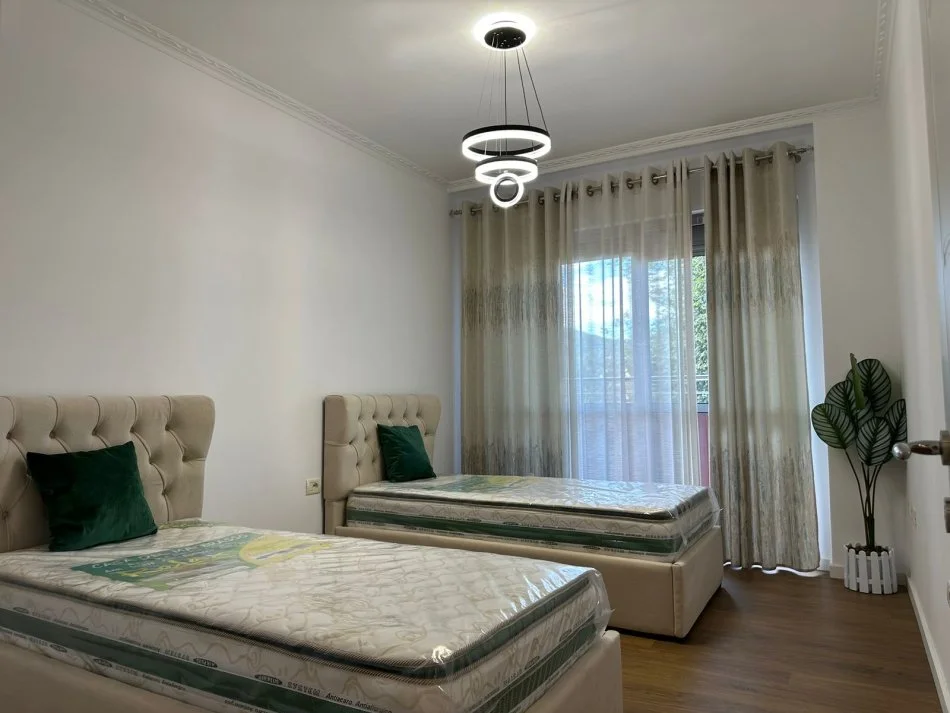 Tirane, shitet apartament 2+1+Ballkon Kati 3, 87 m² 145.000 € (Rruga 3 Deshmoret Yzberisht)