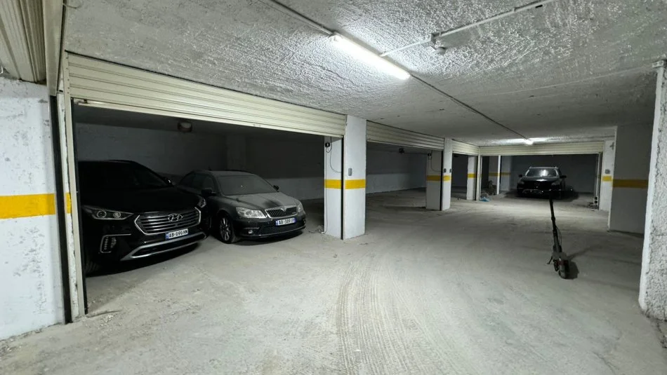 Tirane, shitet magazine Kati -2, 180 m² 180.000 € (Rruga Kavajes, Perball Deliorgjit)