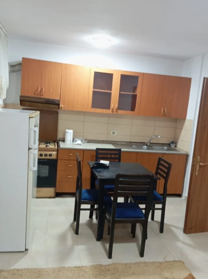 Tirane, jepet me qera apartament 1+1+Ballkon Kati 1, 73 m² 430 € (Parku)