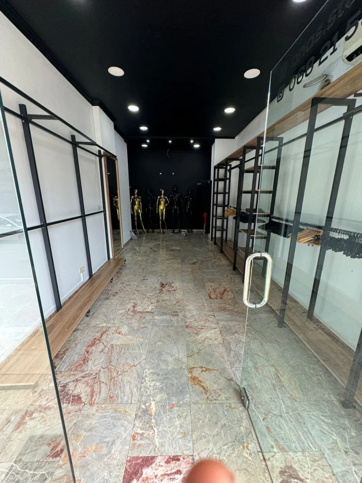 Tirane, jepet me qera ambjent biznesi Kati 0, 46 m² 800 € (selvia)