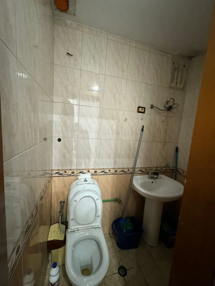 Tirane, jepet me qera ambjent biznesi Kati 0, 46 m² 800 € (selvia)