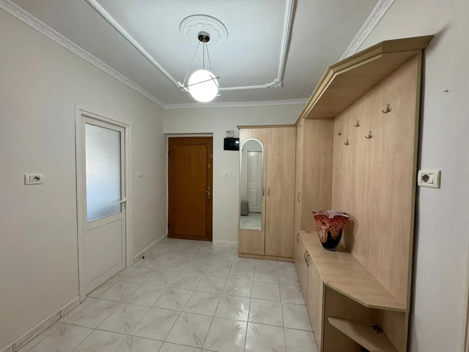 Tirane, jepet me qera apartament 2+1 Kati 3, 98 m² 700 € (Bulevardi Zogu I, Tiranë 1001, Shqipëri)