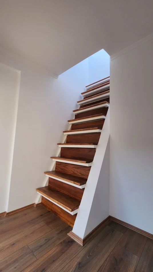 Tirane, shitet apartament 3+1+Ballkon Kati 1, 166 m² 250.000 € (Kombinat)