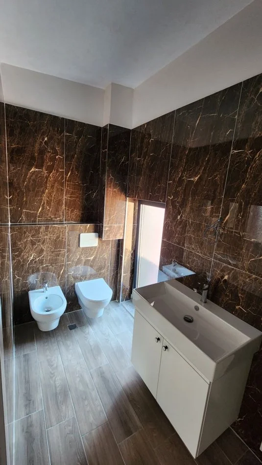 Tirane, shitet apartament 3+1+Ballkon Kati 1, 166 m² 250.000 € (Kombinat)