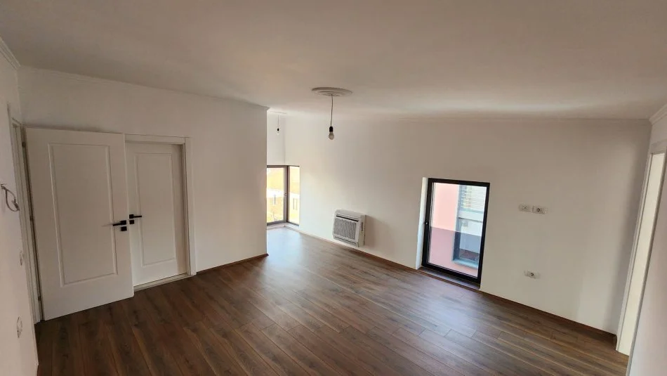 Tirane, shitet apartament 3+1+Ballkon Kati 1, 166 m² 250.000 € (Kombinat)