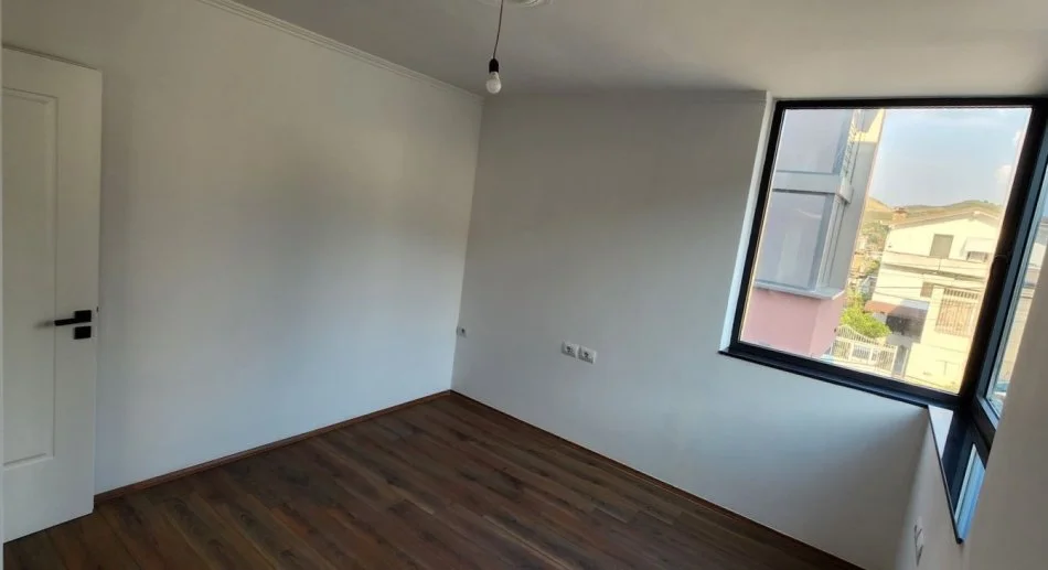 Tirane, shitet apartament 3+1+Ballkon Kati 1, 166 m² 250.000 € (Kombinat)