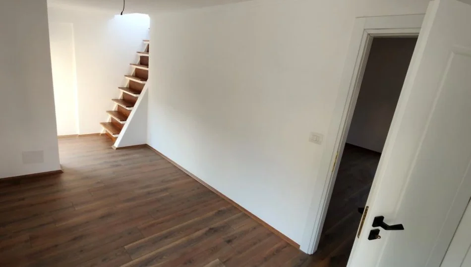 Tirane, shitet apartament 3+1+Ballkon Kati 1, 166 m² 250.000 € (Kombinat)