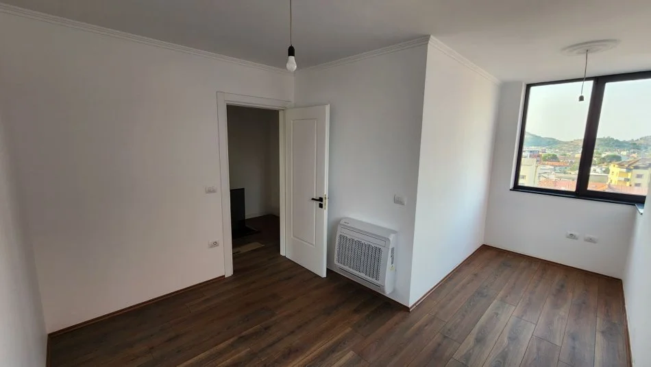 Tirane, shitet Vile 3+1+Ballkon Kati 1, 166 m² 250.000 € (kombinat)