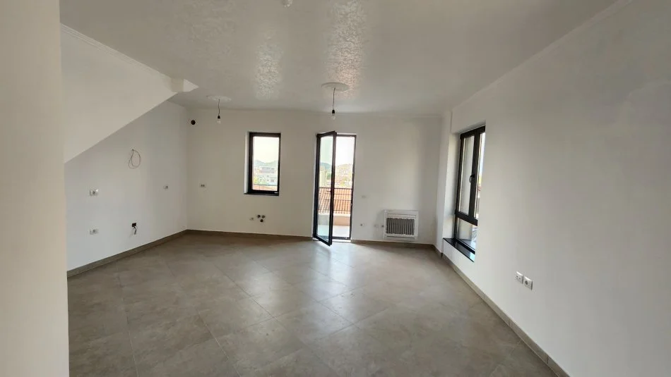 Tirane, shitet Vile 3+1+Ballkon Kati 1, 166 m² 250.000 € (kombinat)