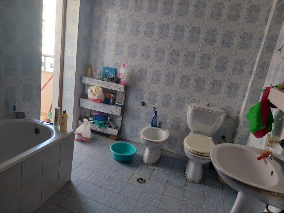 Tirane, jepet me qera apartament 2+1+Ballkon Kati 5, 130 m² 600 € (8RQQ+CPQ, Rruga Demir Zyko, Tirana, Shqipëri)