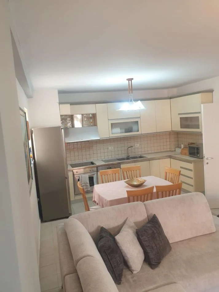 Tirane, jepet me qera apartament 2+1+Ballkon Kati 3, 110 m² 700 € (rruga e Kavajes)