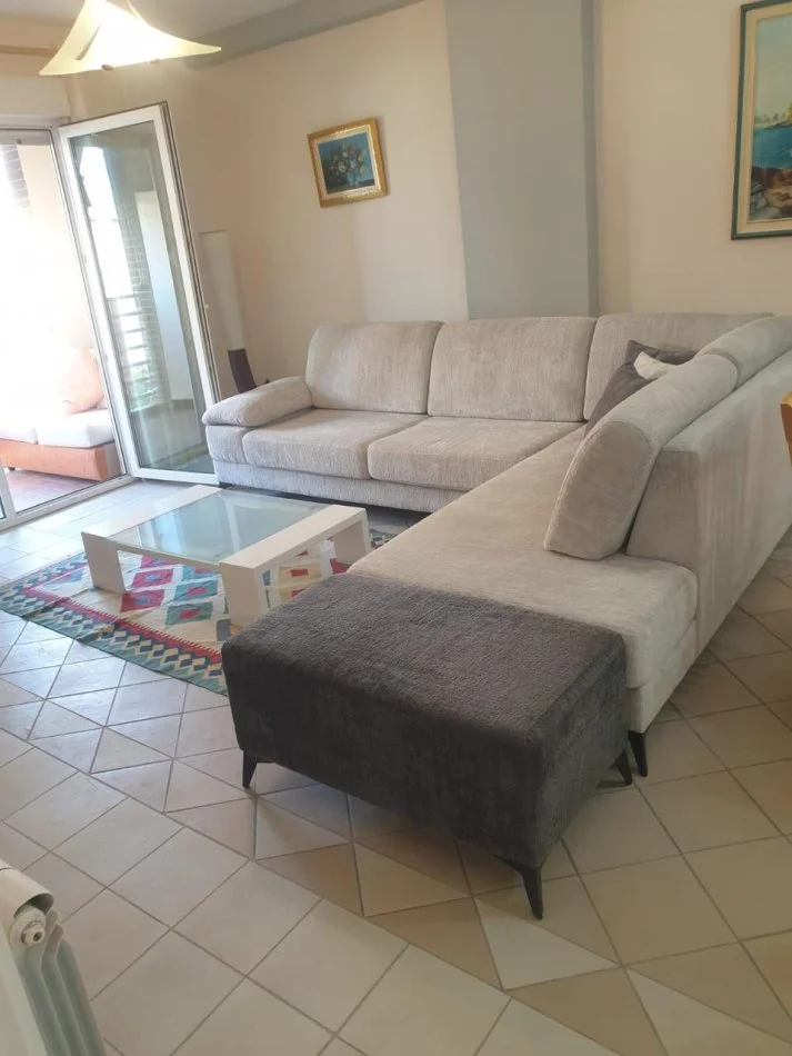 Tirane, jepet me qera apartament 2+1+Ballkon Kati 3, 110 m² 700 € (rruga e Kavajes)