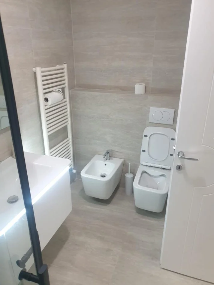 Tirane, jepet me qera apartament 2+1+Ballkon Kati 3, 110 m² 700 € (rruga e Kavajes)