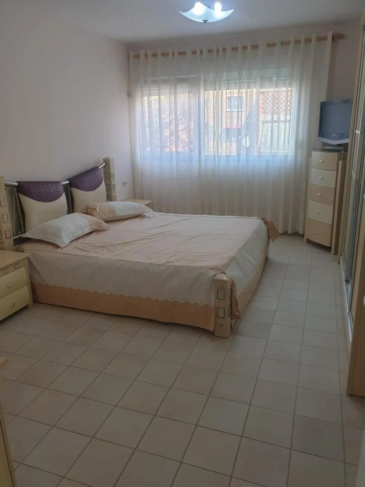 Tirane, jepet me qera apartament 2+1+Ballkon Kati 3, 110 m² 700 € (rruga e Kavajes)