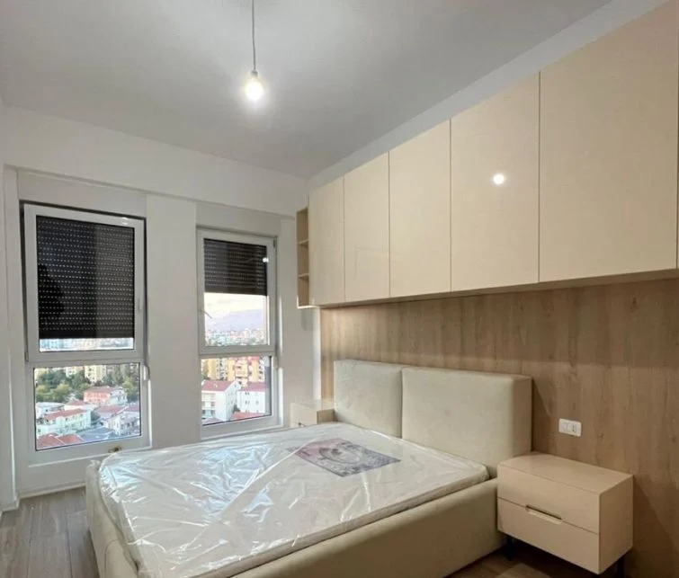 Tirane, jepet me qera apartament 1+1+Ballkon Kati 11, 70 m² 500 € (21 Dhjetori -Rruga Frosina Plaku)