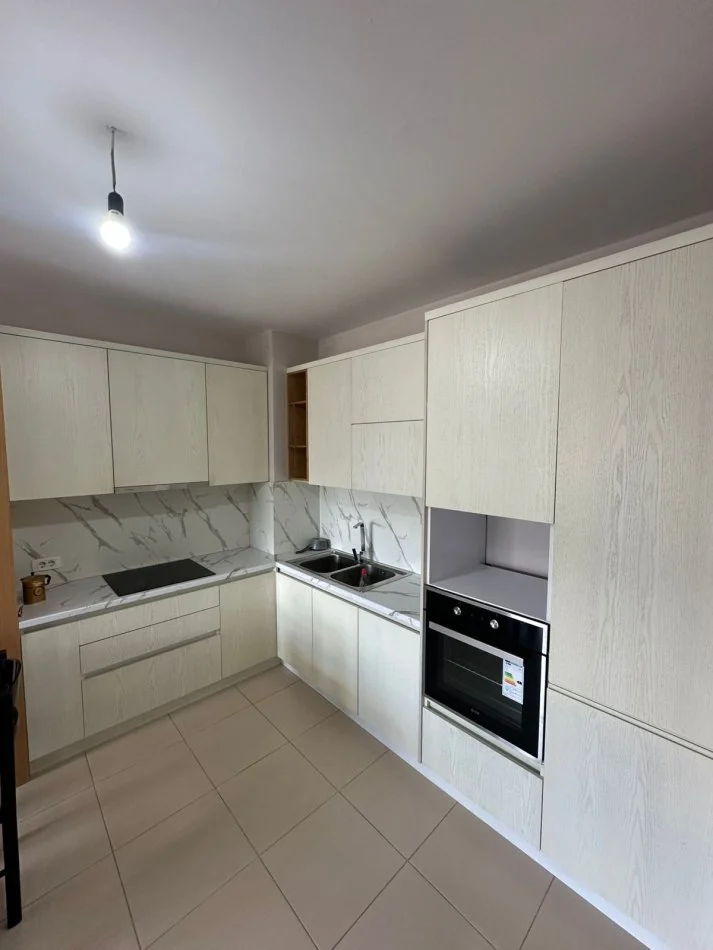 jepet me qera apartament Kati 8, 110 m² 800 €