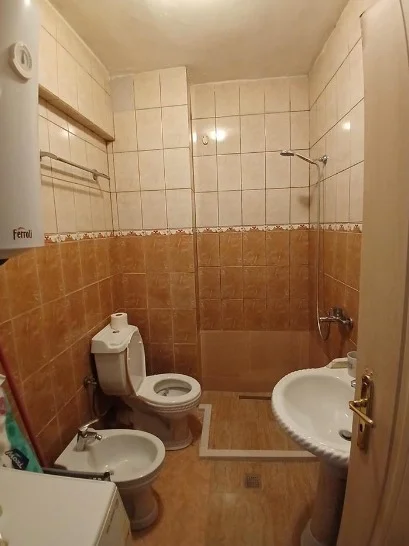 Tirane, jepet me qera apartament 2+1 Kati 3, 98 m² 480 € (Kryqezimi i Laprakes)