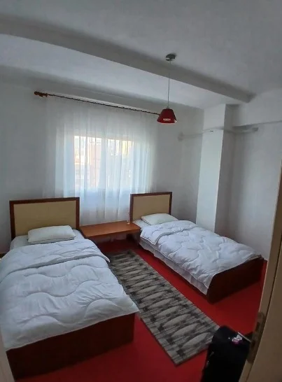 Tirane, jepet me qera apartament 2+1 Kati 3, 98 m² 480 € (Kryqezimi i Laprakes)