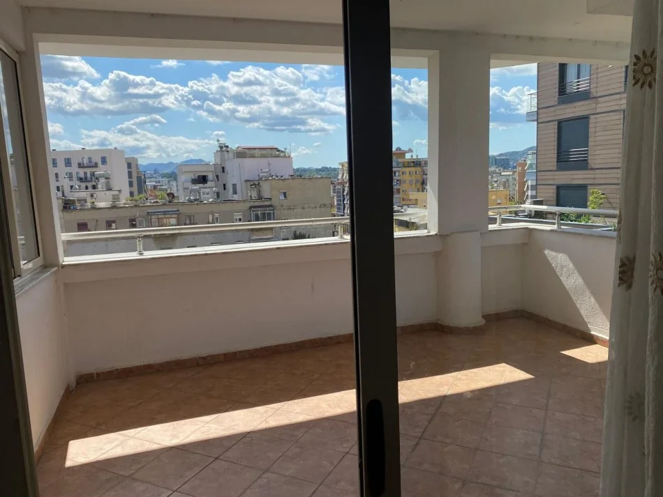 Tirane, jepet me qera apartament 1+1+Ballkon Kati 6, 65 m² 480 € (Pazari i Ri)