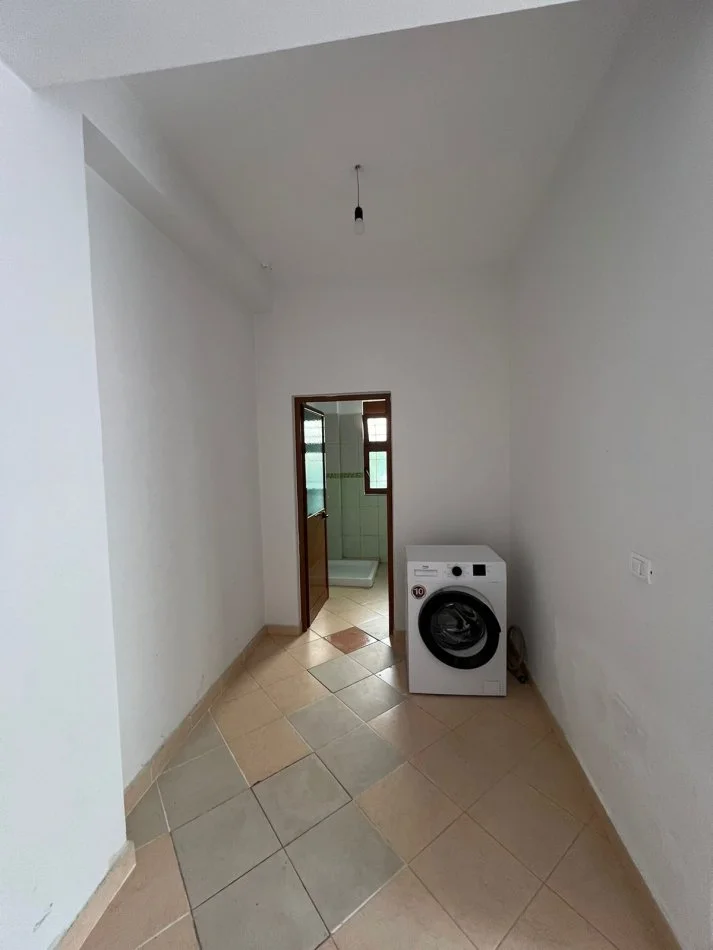 Tirane ,Apartament 1+1 me qira Kati 1, 82 m² 300 € (Vilat Amerikane)