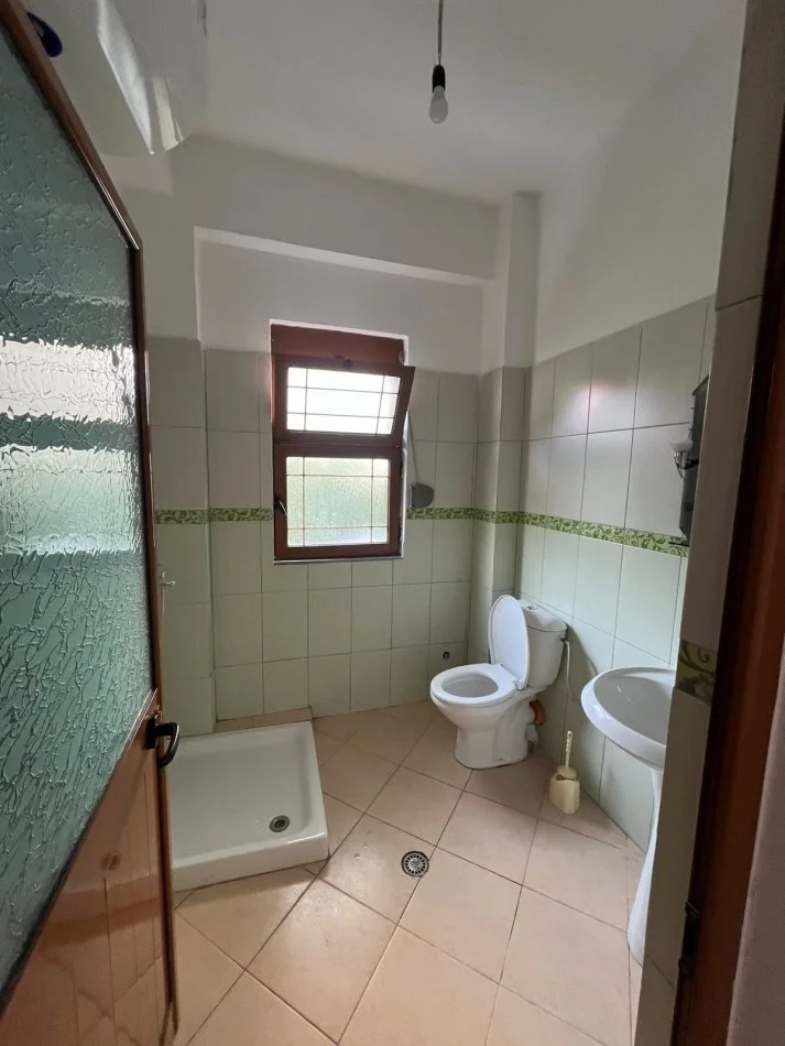 Tirane ,Apartament 1+1 me qira Kati 1, 82 m² 300 € (Vilat Amerikane)