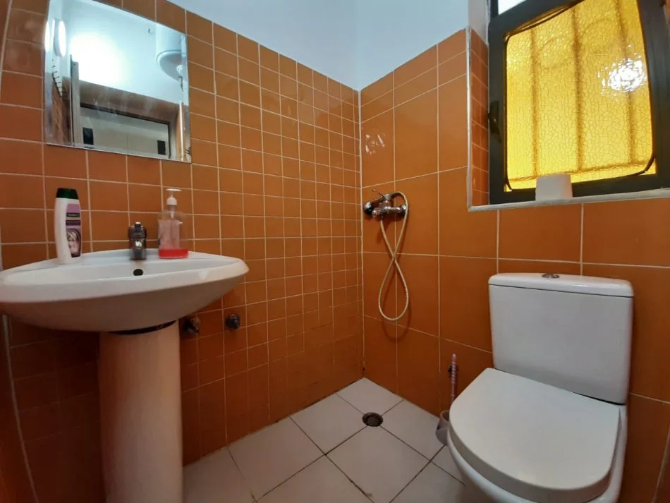 Tirane, jepet me qera garsonier 1+1 Kati 1, 45 m² 330 € (Rruga Gjon Mili)