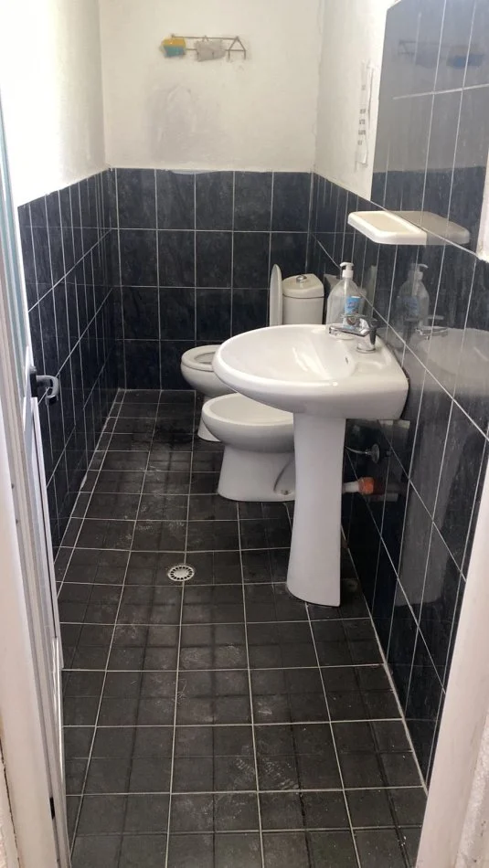 Tirane, jepet me qera Vile 1 Katshe Kati 0, 210 m² 1.000 € (Rruga Benjamin Kruta)
