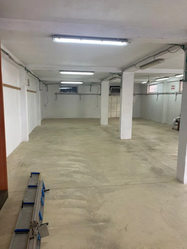 Tirane, jepet me qera Vile 1 Katshe Kati 0, 210 m² 1.000 € (Rruga Benjamin Kruta)