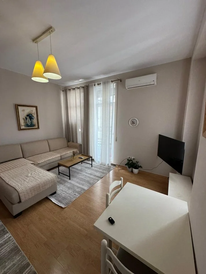 Tirane, jepet me qera apartament 1+1 Kati 6, 65 m² 500 € (KopsHti Botanik)