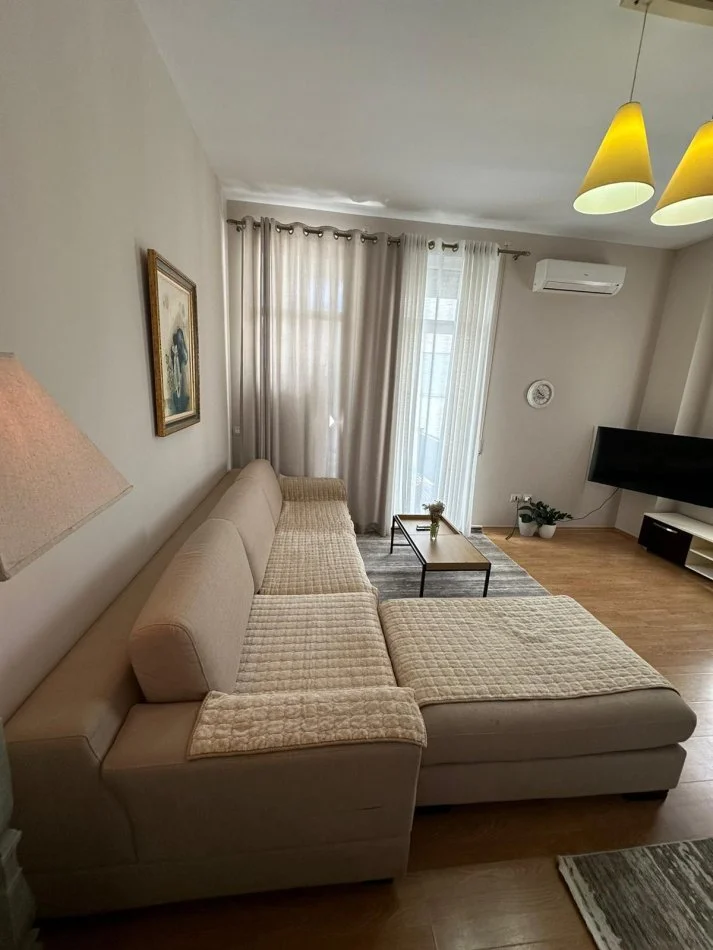 Tirane, jepet me qera apartament 1+1 Kati 6, 65 m² 500 € (KopsHti Botanik)