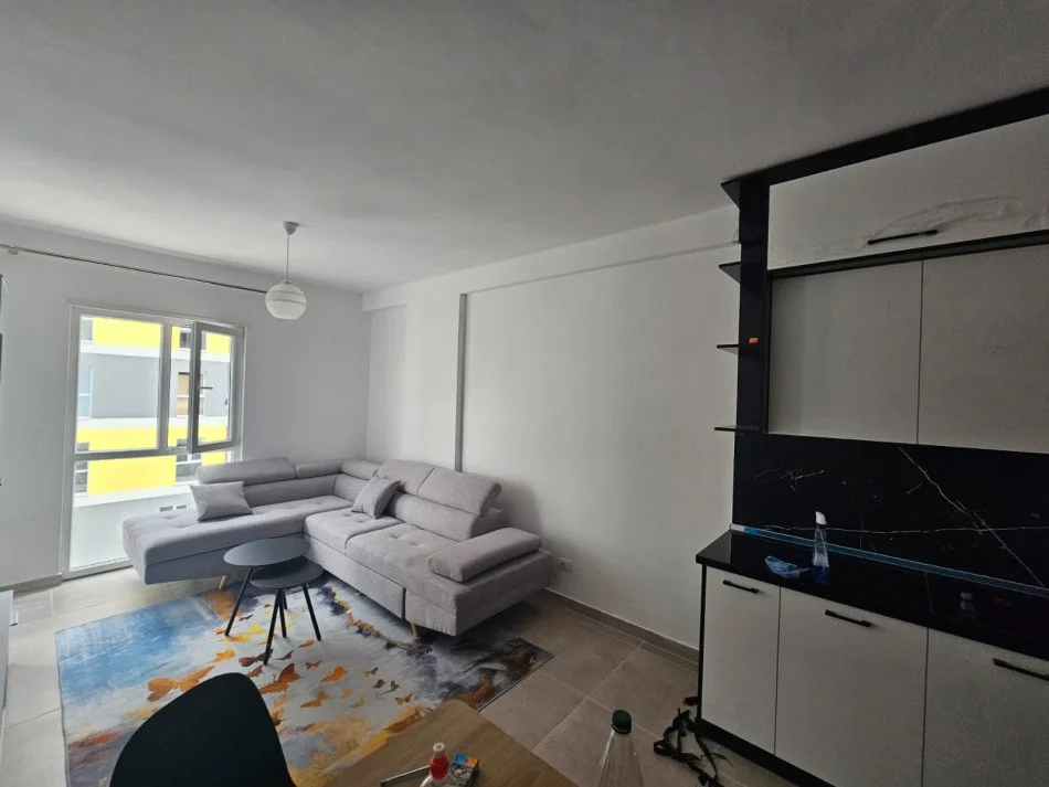 Tirane, jepet me qera apartament 2+1+Ballkon Kati 4, 96 m² 450 € (univers city)