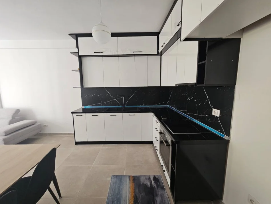 Tirane, jepet me qera apartament 2+1+Ballkon Kati 4, 96 m² 450 € (univers city)