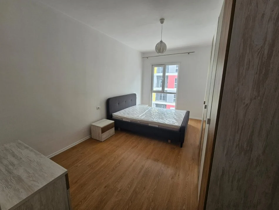 Tirane, jepet me qera apartament 2+1+Ballkon Kati 4, 96 m² 450 € (univers city)