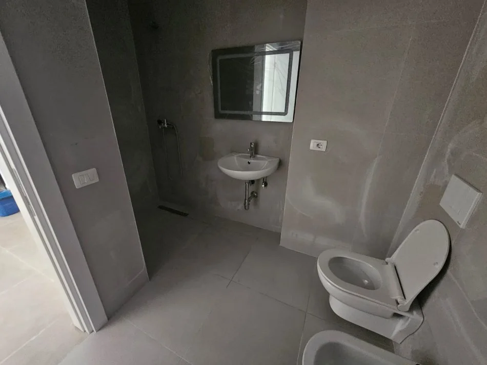 Tirane, jepet me qera apartament 2+1+Ballkon Kati 4, 96 m² 450 € (univers city)