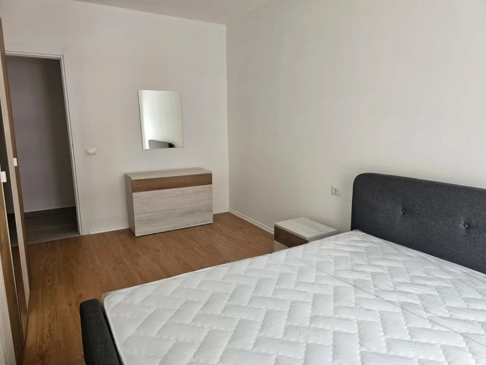 Tirane, jepet me qera apartament 2+1+Ballkon Kati 4, 96 m² 450 € (univers city)