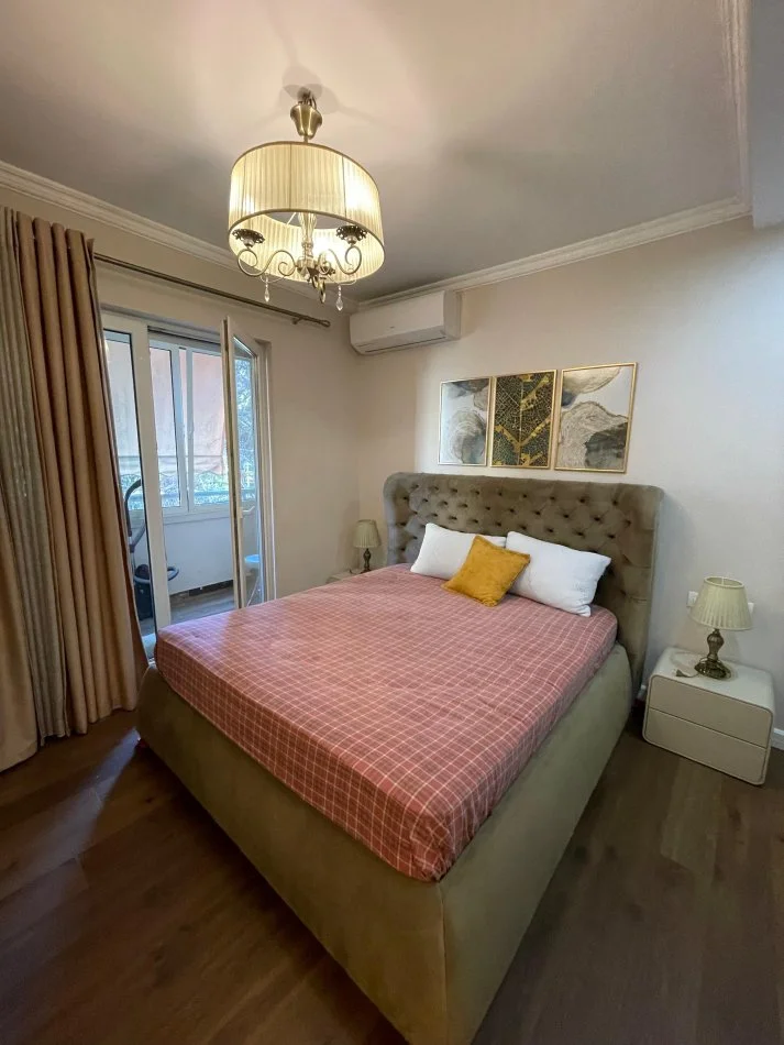 Tirane, jepet me qera apartament 2+1+Ballkon , 1.400 € (rruga ''Asim Zeneli'' Stadiumi Air Albania)