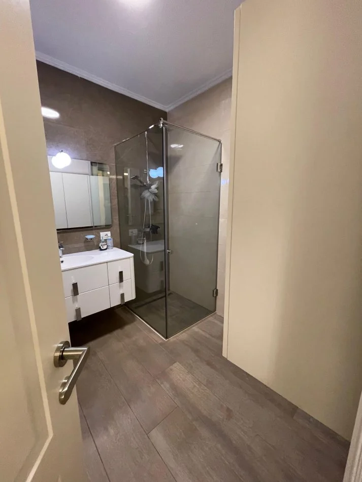 Tirane, jepet me qera apartament 2+1+Ballkon , 1.400 € (rruga ''Asim Zeneli'' Stadiumi Air Albania)