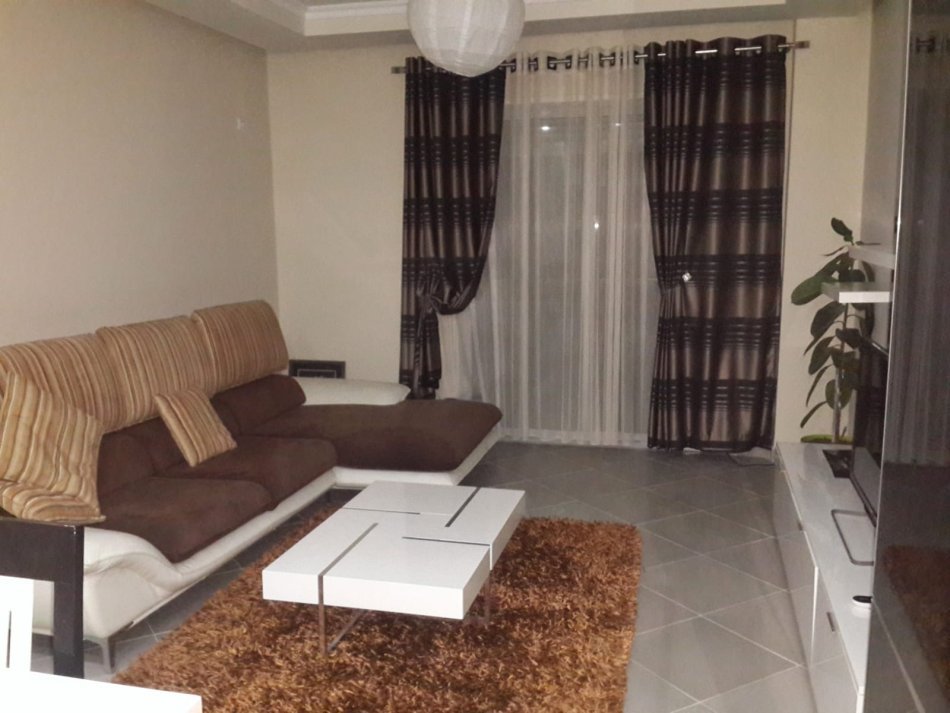 Tirane, jepet me qera apartament 2+1+Ballkon Kati 3, 95 m² 650 € (Pallati me shigjeta)