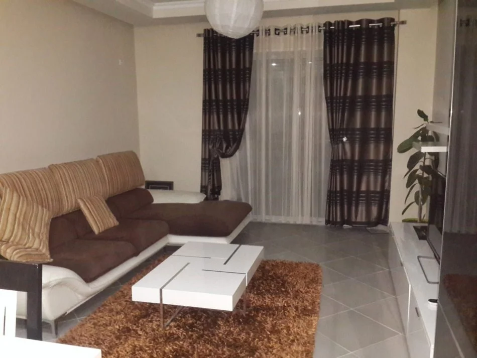 Tirane, jepet me qera apartament 2+1+Ballkon Kati 3, 95 m² 650 € (Pallati me shigjeta)