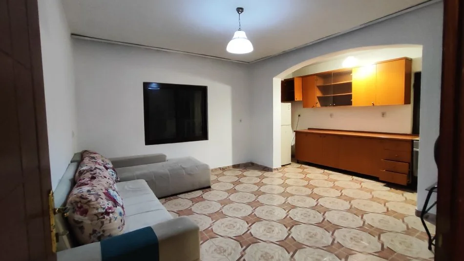 Tirane, jepet me qera shtepi 2+1 Kati 0, 85 m² 320 € (Andon Frasheri, Laprake)