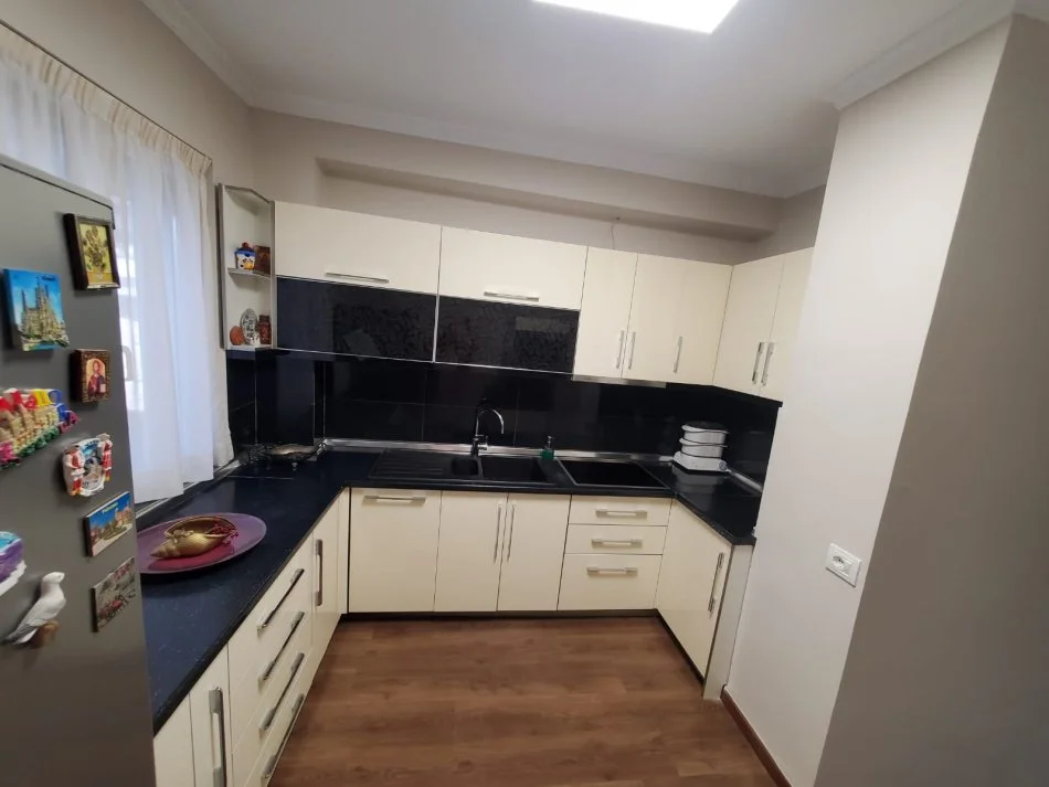 Tirane, jepet me qera 2+1 Kati 4, 800 € 