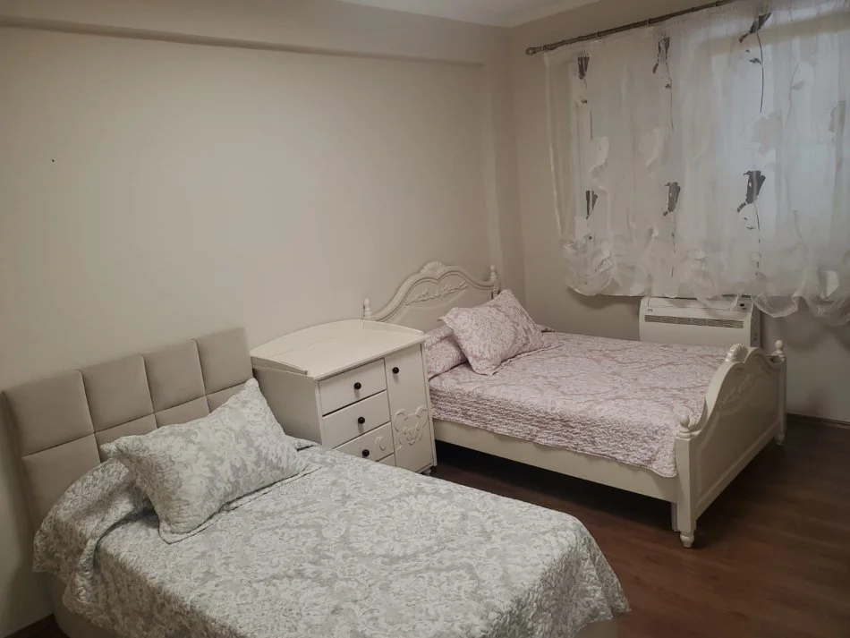 Tirane, jepet me qera 2+1 Kati 4, 800 € 