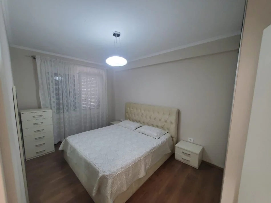 Tirane, jepet me qera 2+1 Kati 4, 800 € 