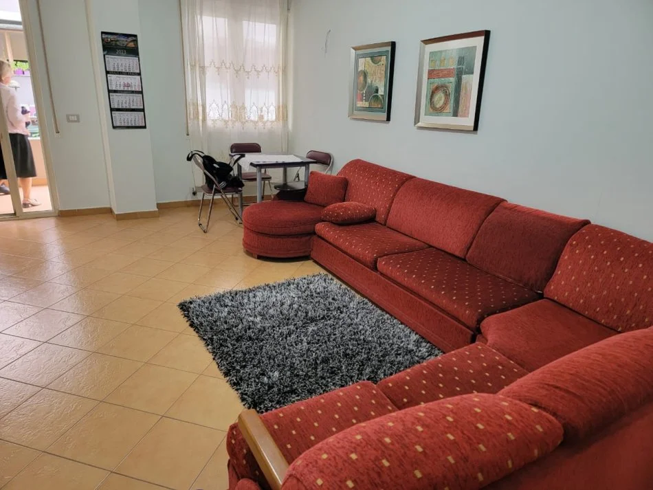 Tirane, jepet me qera apartament 1+1 Kati 1, 70 m² 350 € 