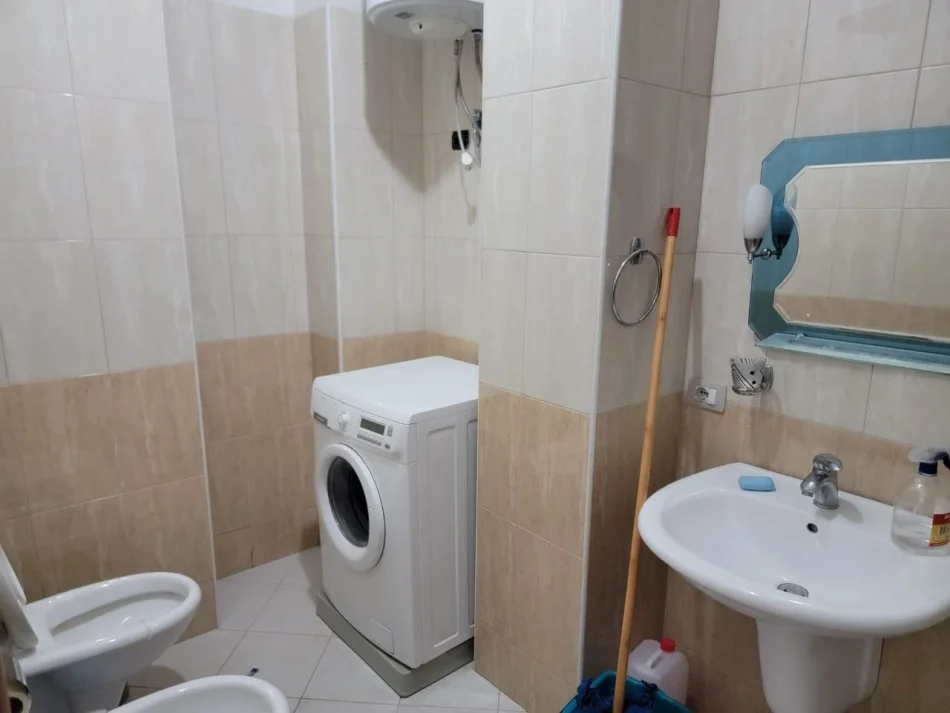 Tirane, jepet me qera apartament 1+1 Kati 1, 70 m² 350 € 