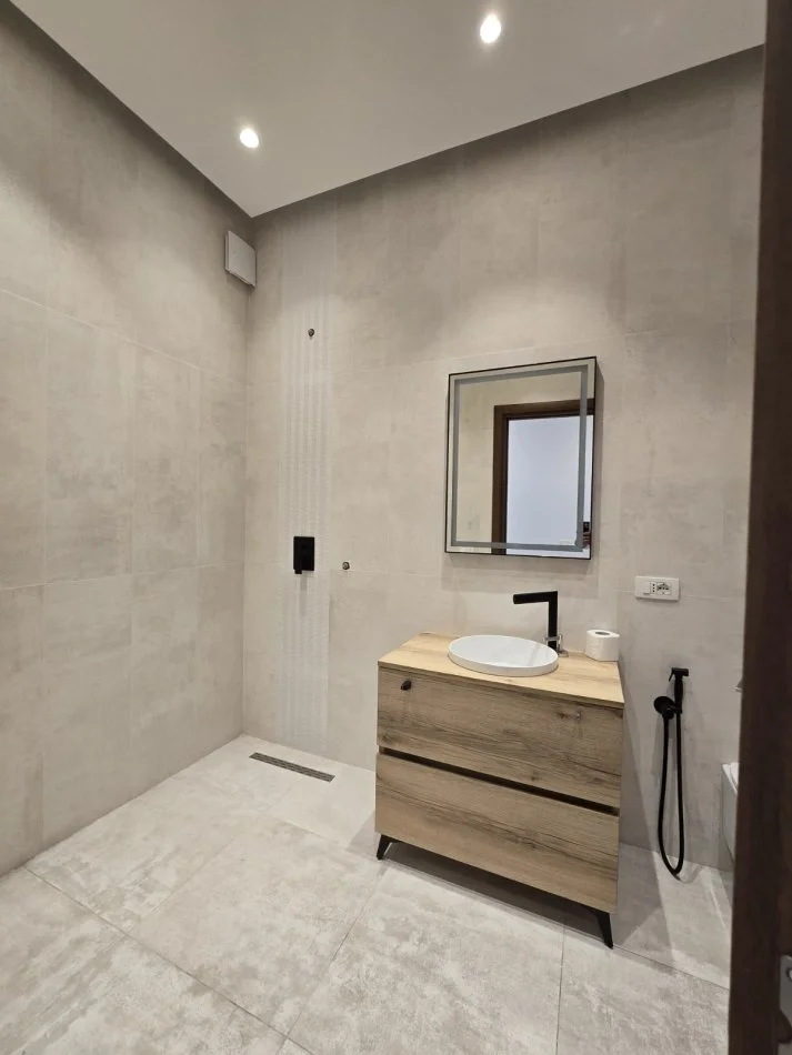 Tirane, jepet me qera zyre Kati 3, 100 m² 700 € (Rruga Sali Butka,Tirane)